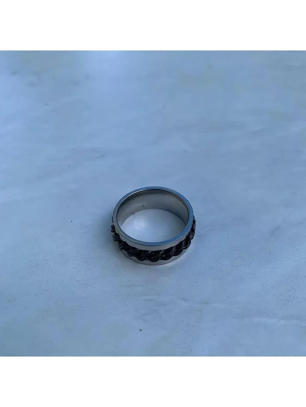 Grunge 2000s style Black and silver stainless steel spinner ring. Size 7. Ships